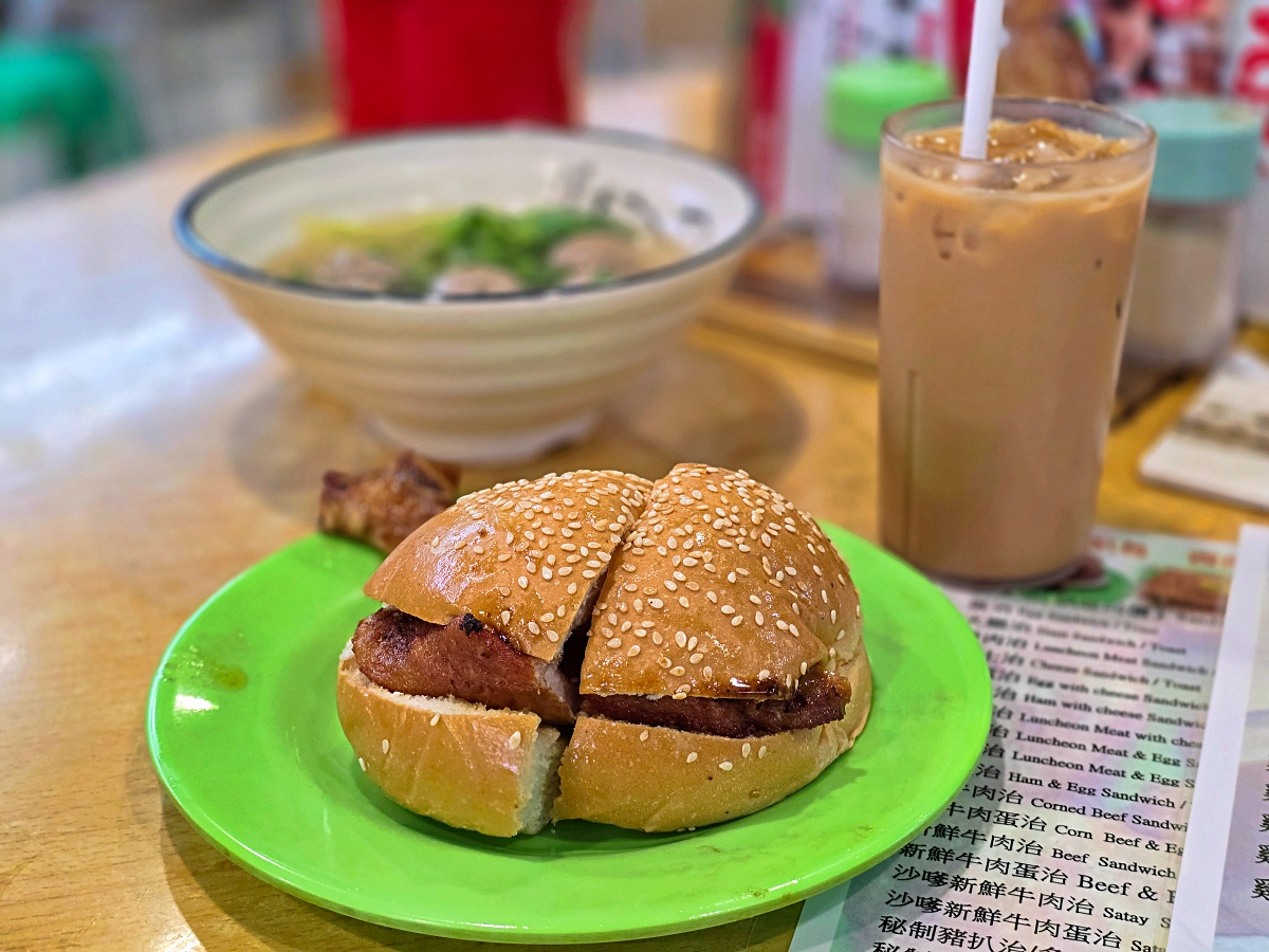 【尖沙咀美食推薦】香港海防道臨時街市大排檔美食攻略｜德發牛丸、華香園必吃小吃！