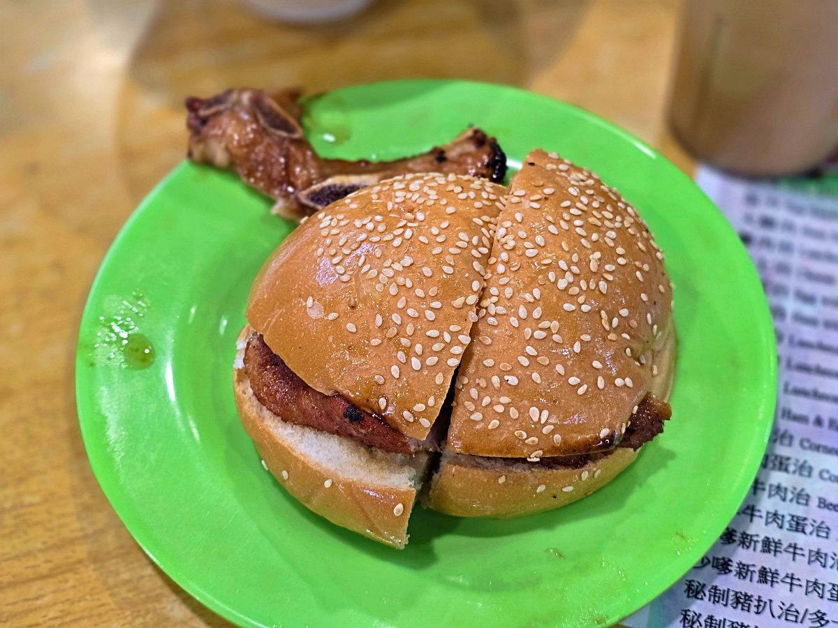 【尖沙咀美食推薦】香港海防道臨時街市大排檔美食攻略｜德發牛丸、華香園必吃小吃！
