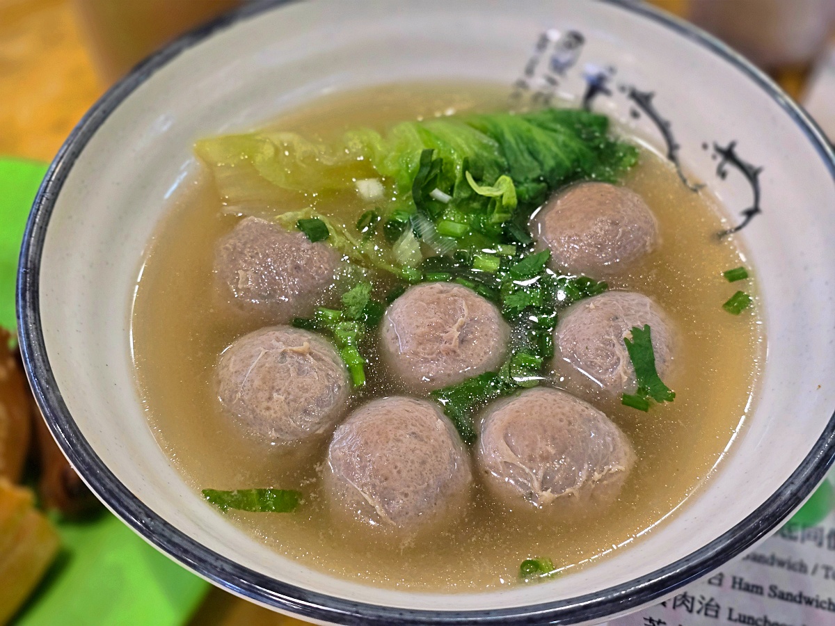 【尖沙咀美食推薦】香港海防道臨時街市大排檔美食攻略｜德發牛丸、華香園必吃小吃！
