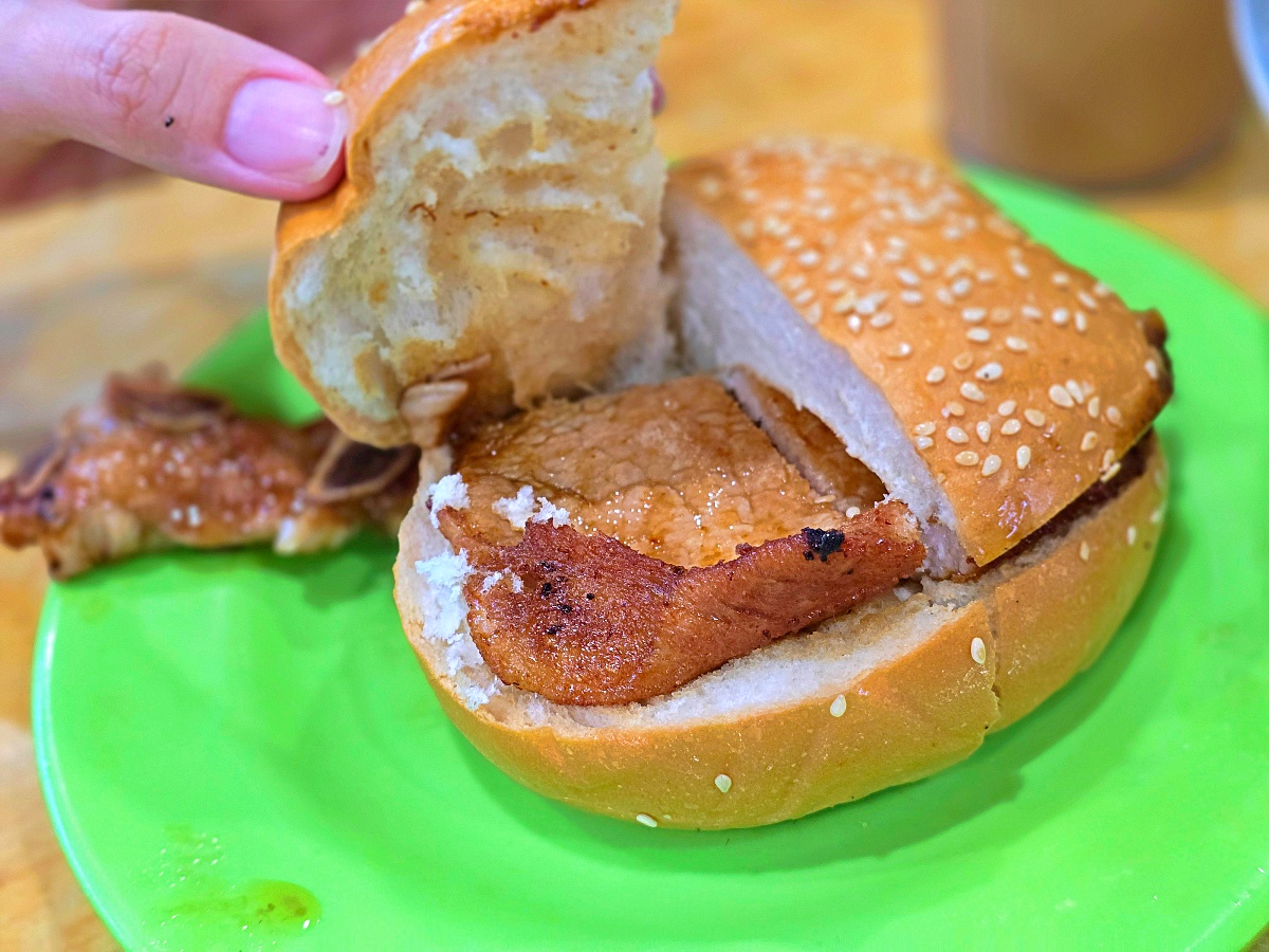 【尖沙咀美食推薦】香港海防道臨時街市大排檔美食攻略｜德發牛丸、華香園必吃小吃！