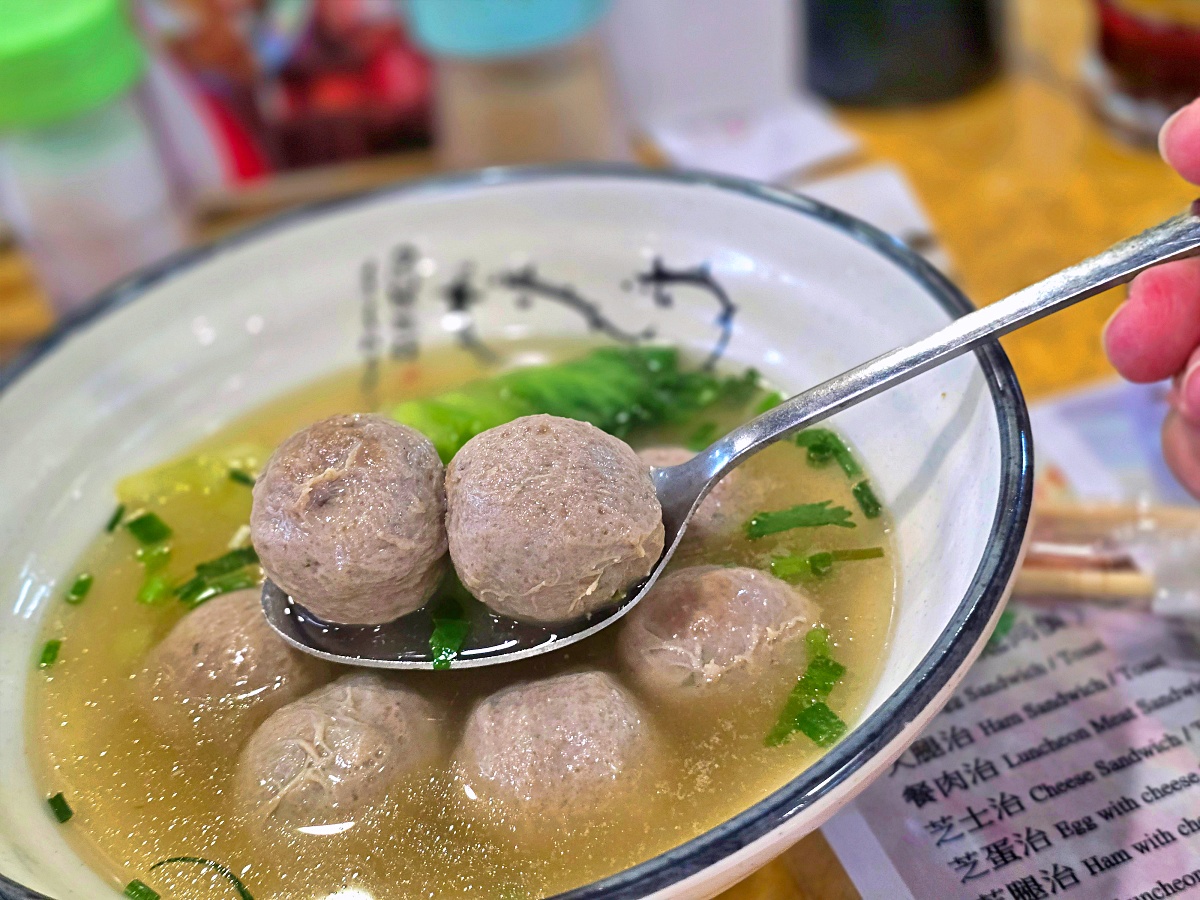 【尖沙咀美食推薦】香港海防道臨時街市大排檔美食攻略｜德發牛丸、華香園必吃小吃！