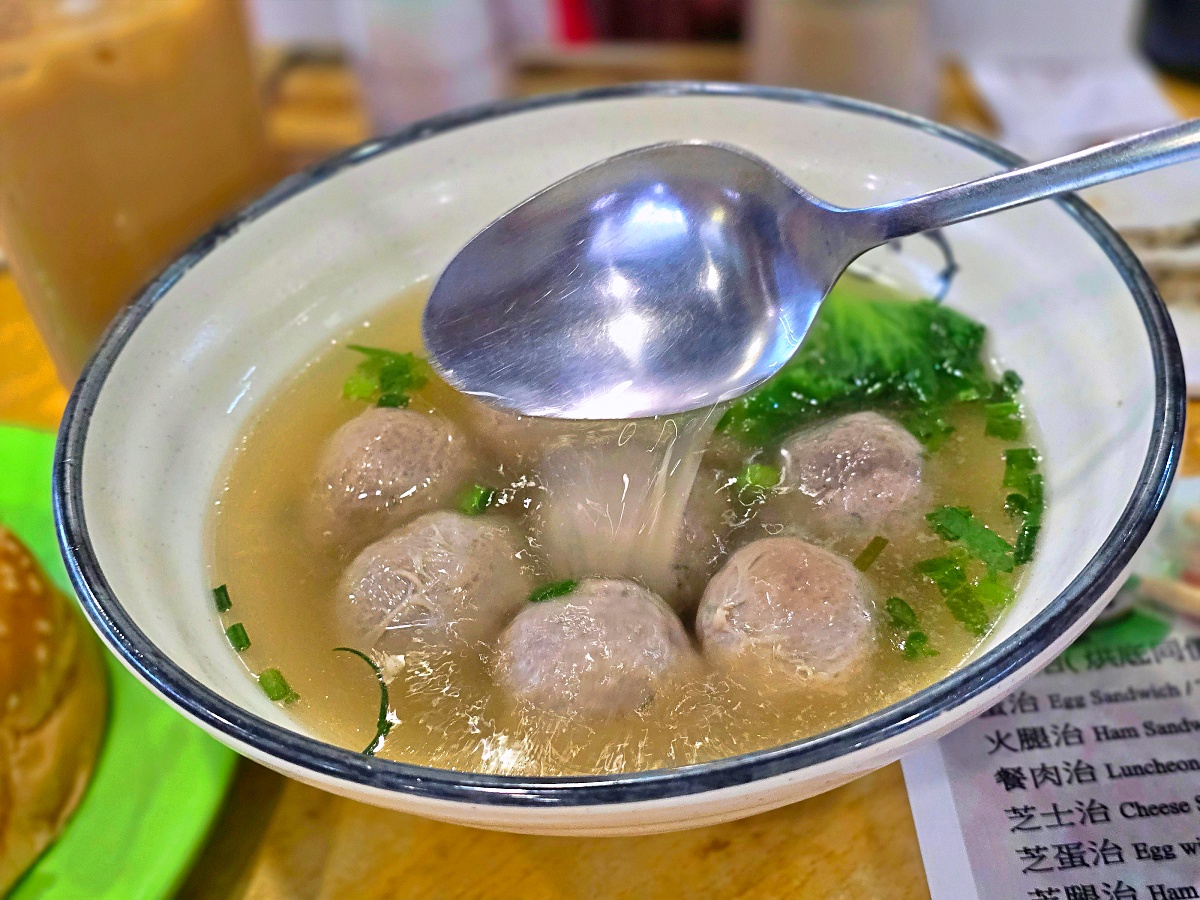 【尖沙咀美食推薦】香港海防道臨時街市大排檔美食攻略|德發牛丸、華香園必吃小吃! 【尖沙咀美食推薦】香港海防道臨時街市大排檔美食攻略|德發牛丸、華香園必吃小吃!