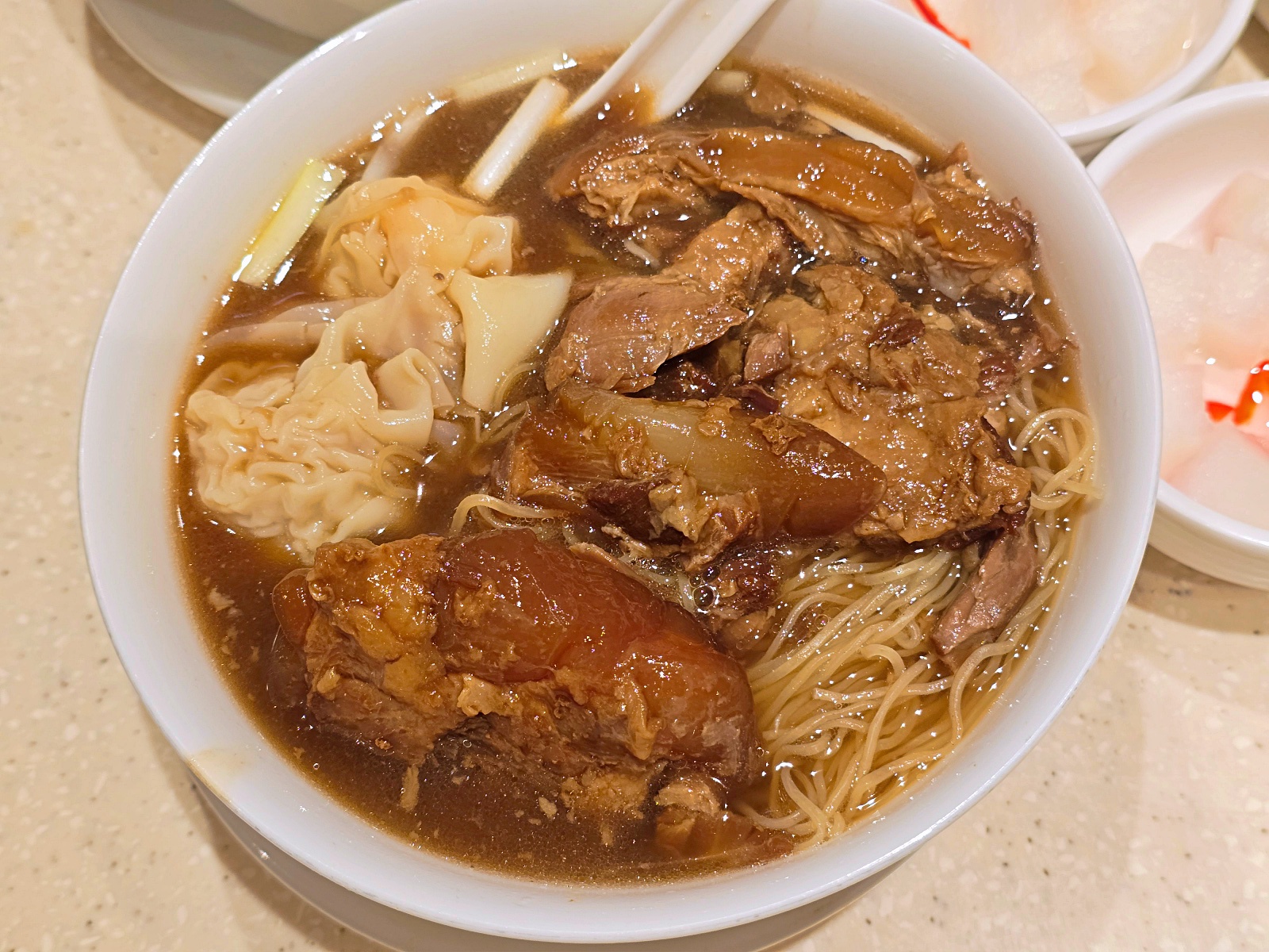 【尖沙咀美食推薦】池記尖沙咀店：招牌牛筋腩雲吞麵太銷魂！交通方式、菜單必吃一次看