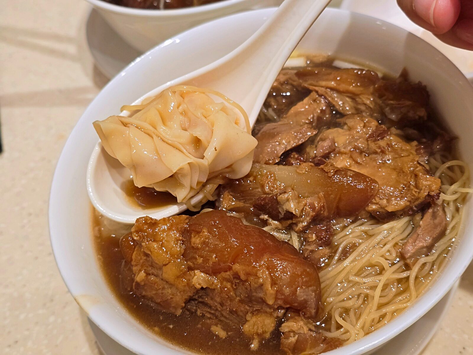 【尖沙咀美食推薦】池記尖沙咀店：招牌牛筋腩雲吞麵太銷魂！交通方式、菜單必吃一次看