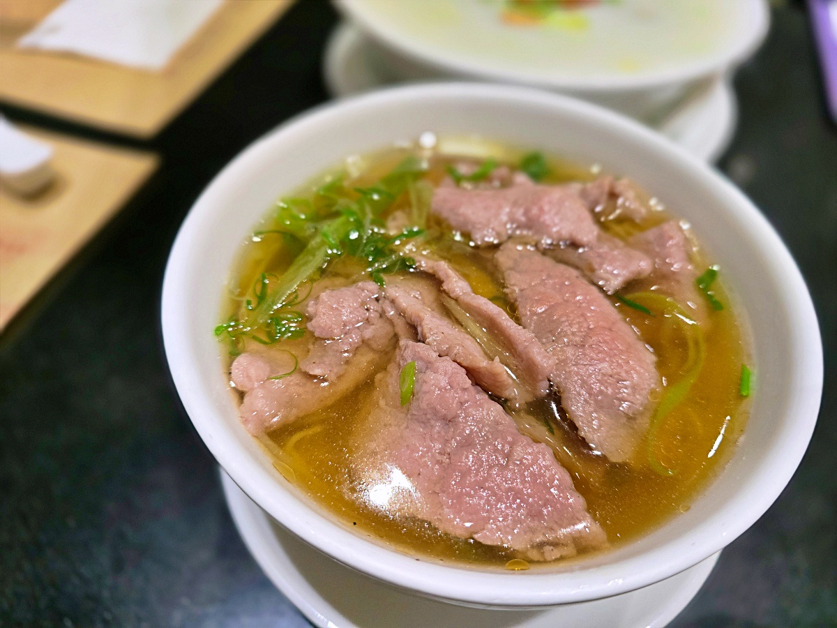 【香港米其林美食推薦】正斗粥麵專家：銅鑼灣必吃鮮牛肉雲吞麵＋經典艇仔粥