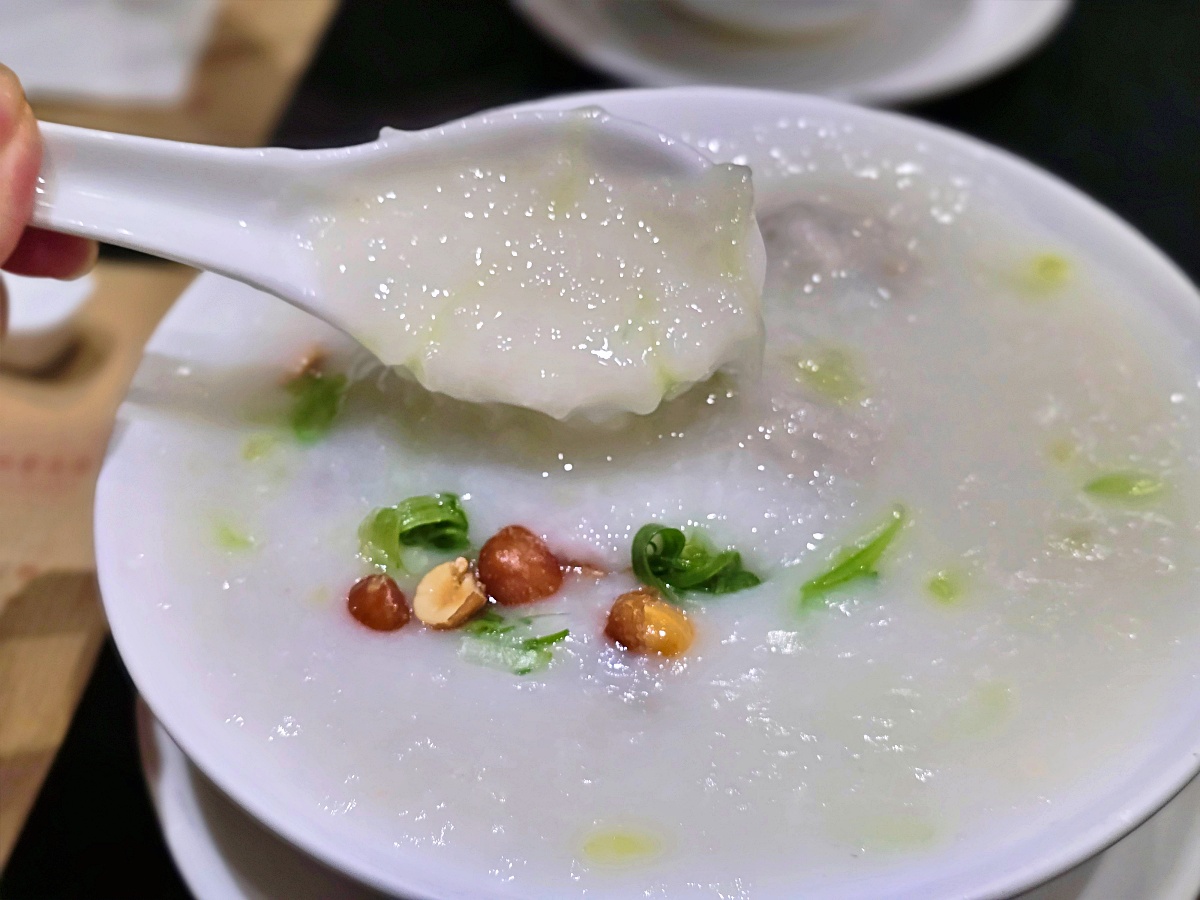 【香港米其林美食推薦】正斗粥麵專家：銅鑼灣必吃鮮牛肉雲吞麵＋經典艇仔粥
