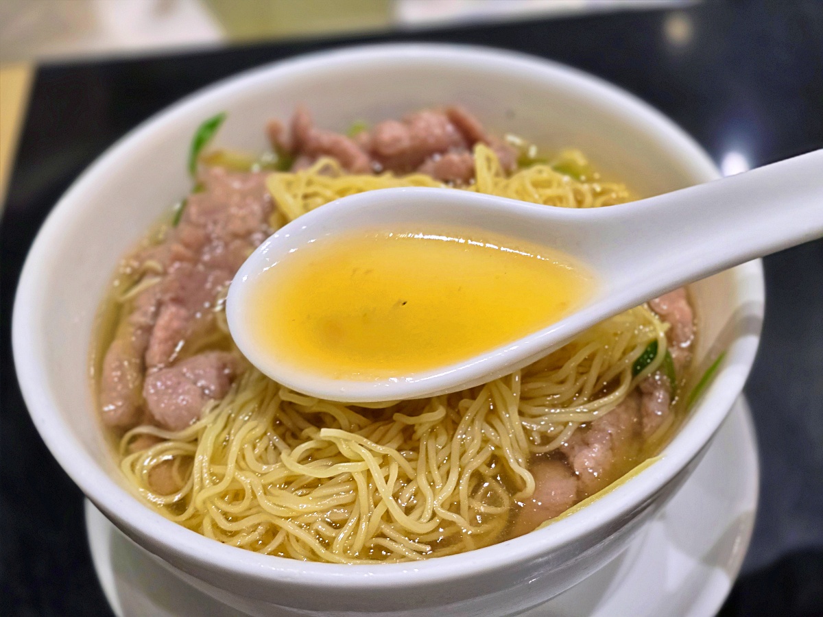 【香港米其林美食推薦】正斗粥麵專家：銅鑼灣必吃鮮牛肉雲吞麵＋經典艇仔粥