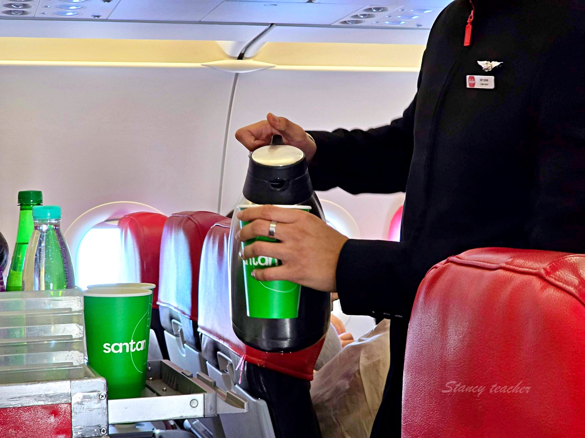 AirAsia AK1511 / AK1510 亞航直飛沙巴亞庇搭乘開箱｜台灣出發唯一直飛航班，來回都必喝生椰拿鐵！