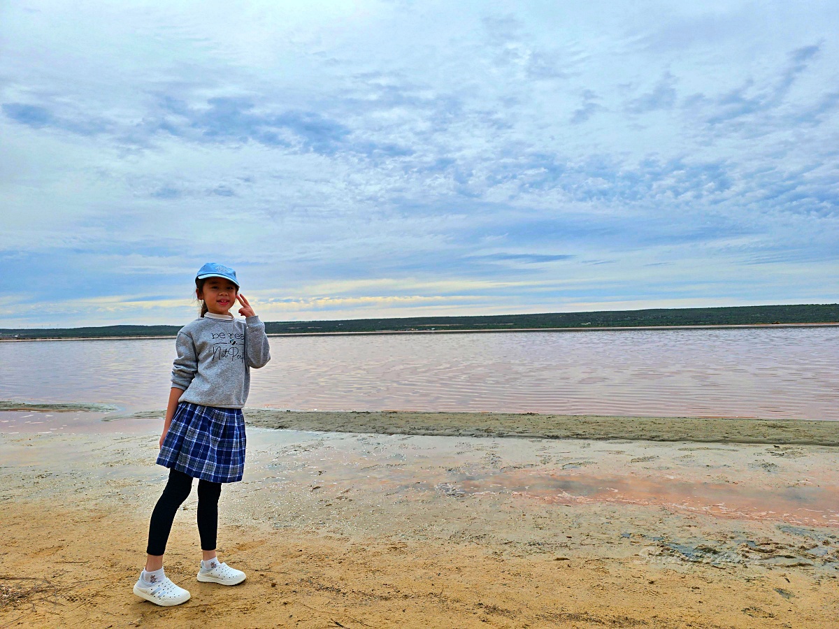 西澳粉紅湖 Hutt Lagoon 攻略｜月份顏色、珀斯自駕路線、拍照點與親子提醒