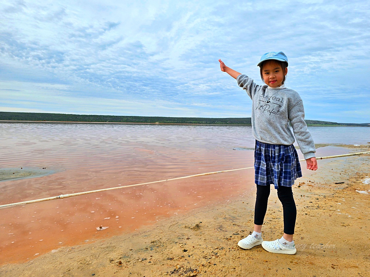 西澳粉紅湖 Hutt Lagoon 攻略｜月份顏色、珀斯自駕路線、拍照點與親子提醒