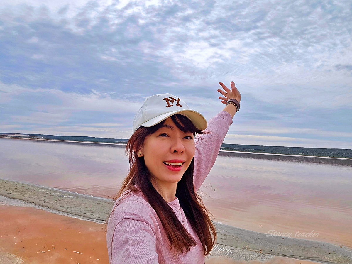 西澳粉紅湖 Hutt Lagoon 攻略|月份顏色、珀斯自駕路線、拍照點與親子提醒 西澳粉紅湖 Hutt Lagoon 攻略|月份顏色、珀斯自駕路線、拍照點與親子提醒