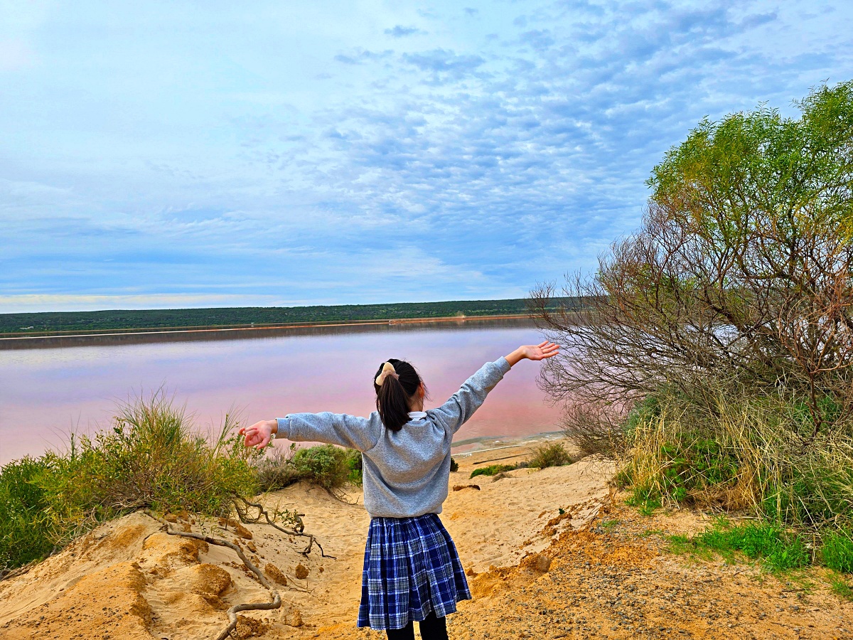 西澳粉紅湖 Hutt Lagoon 攻略｜月份顏色、珀斯自駕路線、拍照點與親子提醒
