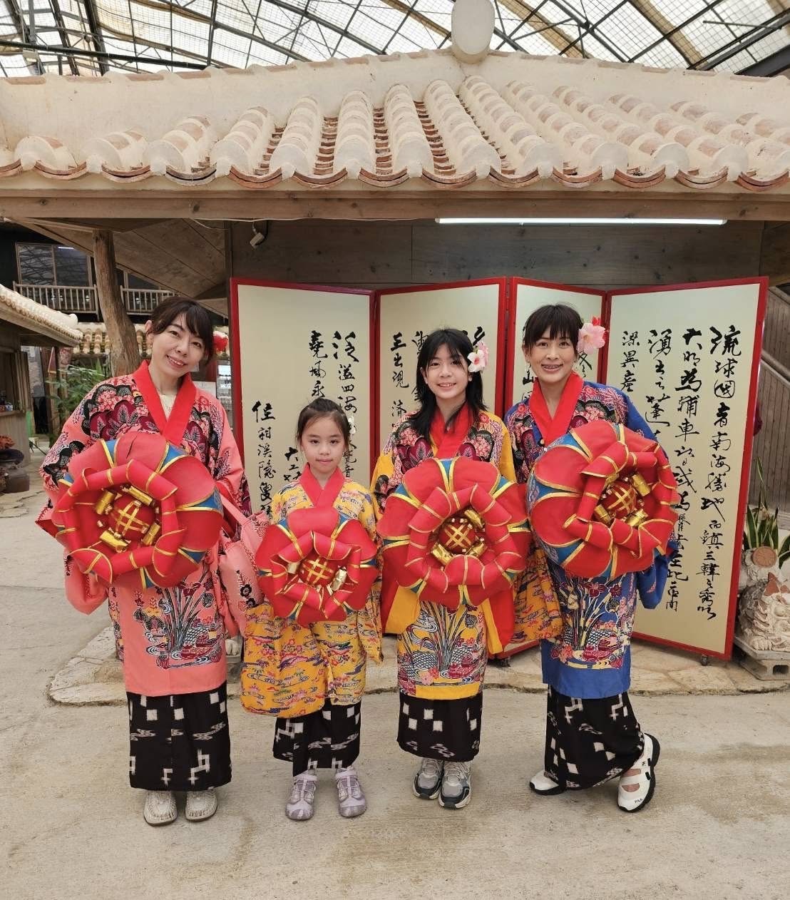 琉球村沖繩傳統服飾親子雨天拍照照片
