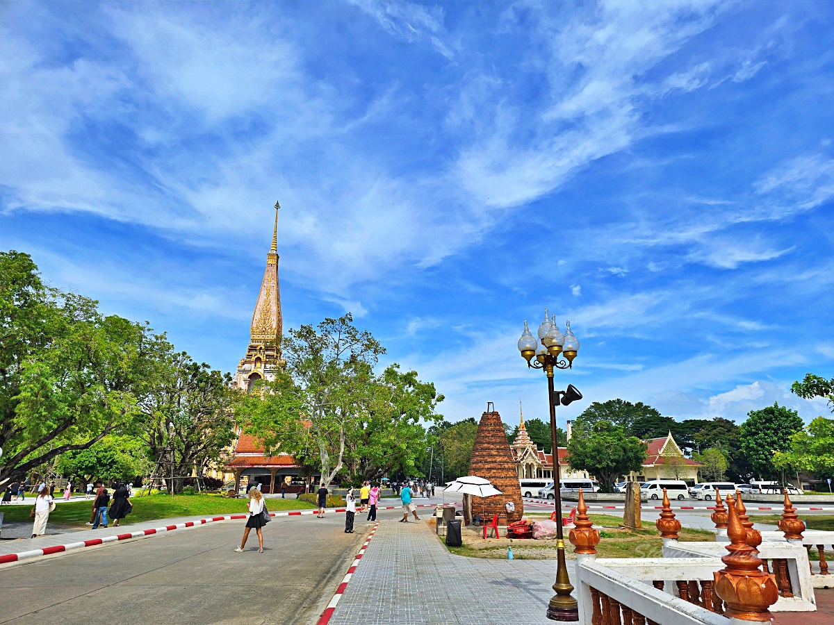 【普吉島查龍寺 Wat Chalong】最靈驗的泰國南部佛寺，一次看建築、祈福與順遊大佛攻略