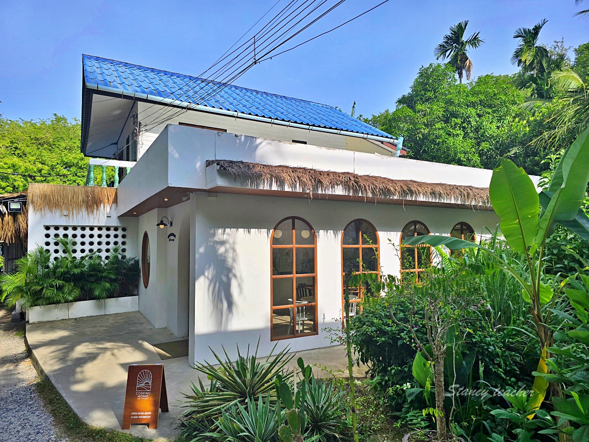 【普吉島海景咖啡廳推薦】Coming Home Cafe & Seaside｜南洋風鞦韆系海灘咖啡廳，喝咖啡看海畫版畫！