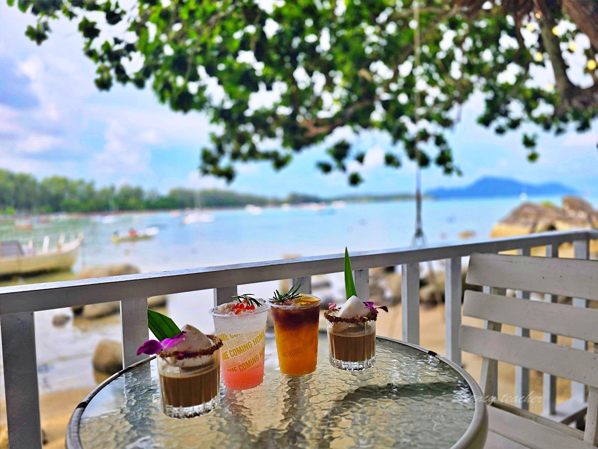 【普吉島海景咖啡廳推薦】Coming Home Cafe & Seaside｜南洋風鞦韆系海灘咖啡廳，喝咖啡看海畫版畫！