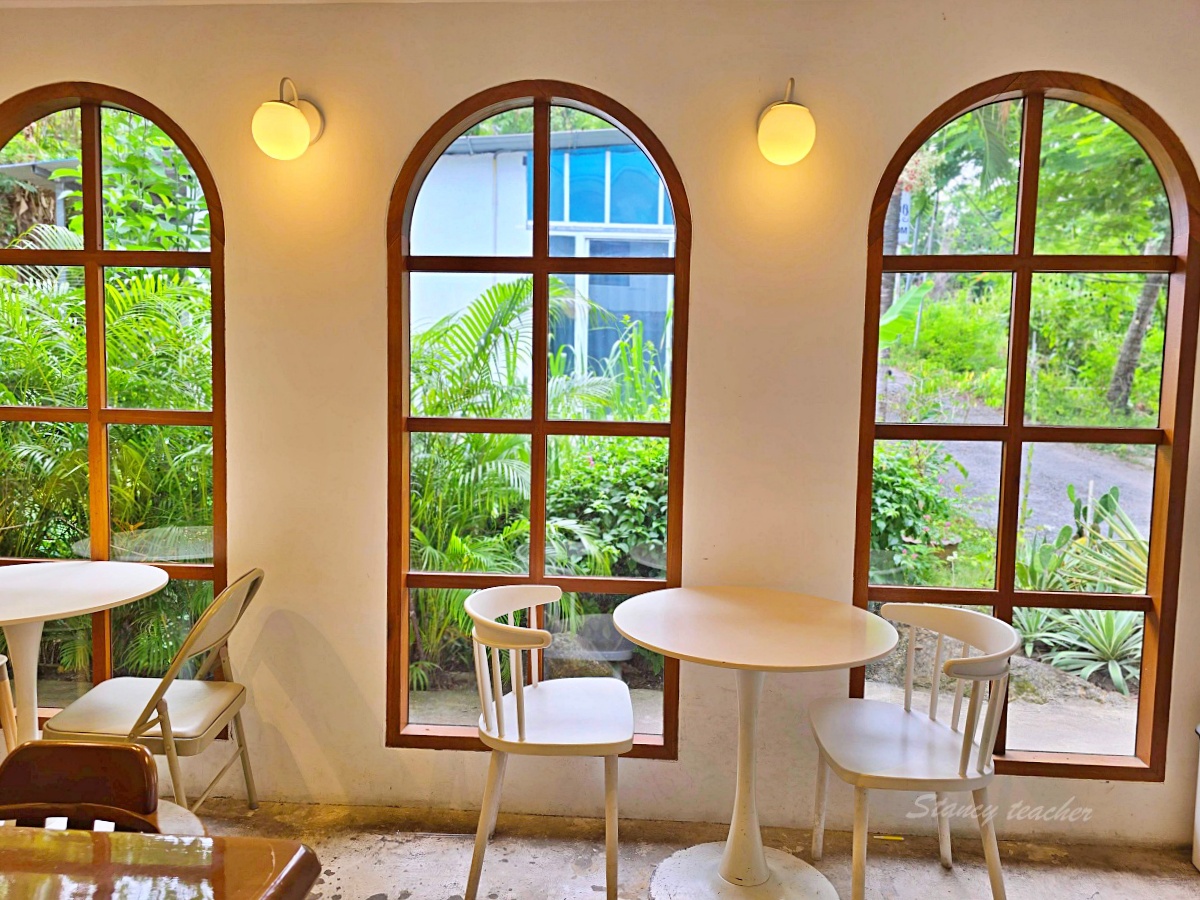 【普吉島海景咖啡廳推薦】Coming Home Cafe & Seaside｜南洋風鞦韆系海灘咖啡廳，喝咖啡看海畫版畫！