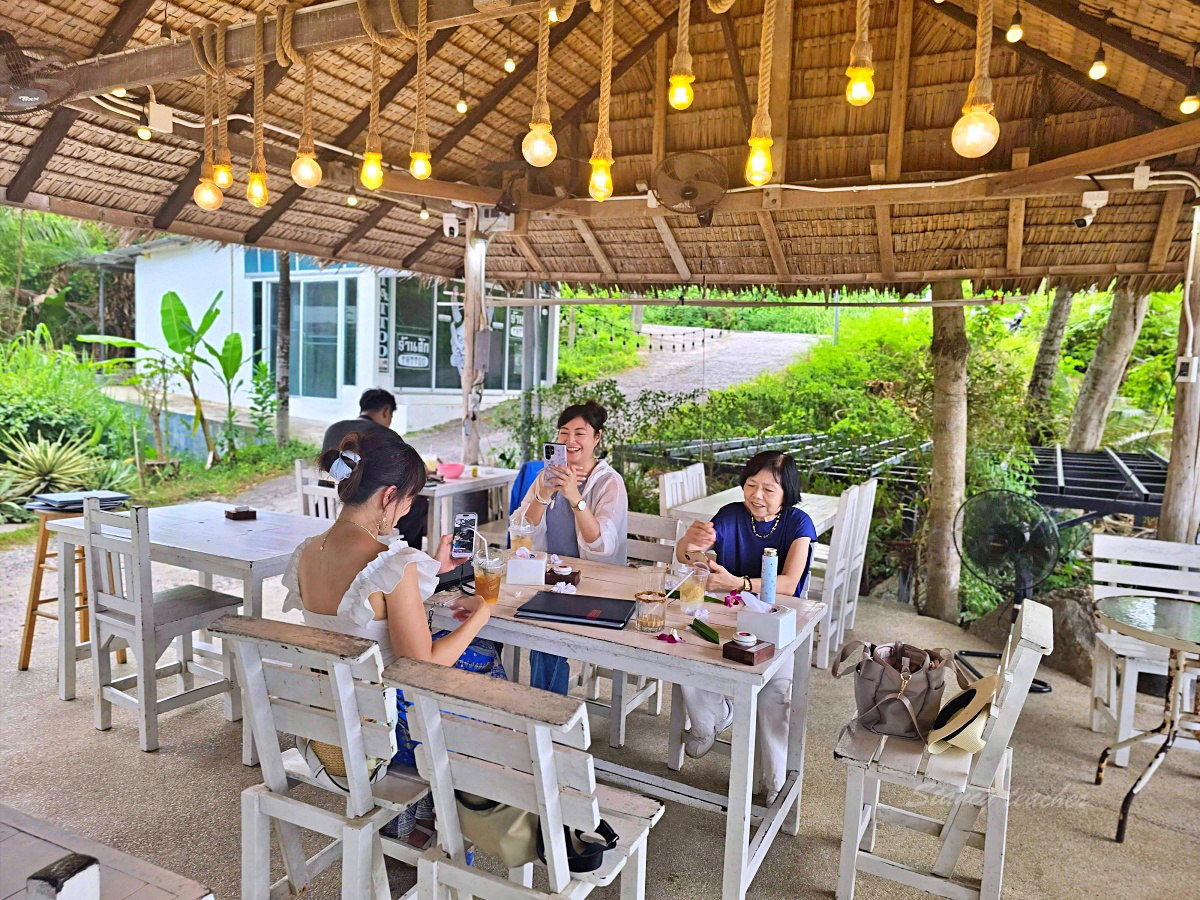 【普吉島海景咖啡廳推薦】Coming Home Cafe & Seaside|南洋風鞦韆系海灘咖啡廳,喝咖啡看海畫版畫! 【普吉島海景咖啡廳推薦】Coming Home Cafe & Seaside|南洋風鞦韆系海灘咖啡廳,喝咖啡看海畫版畫!