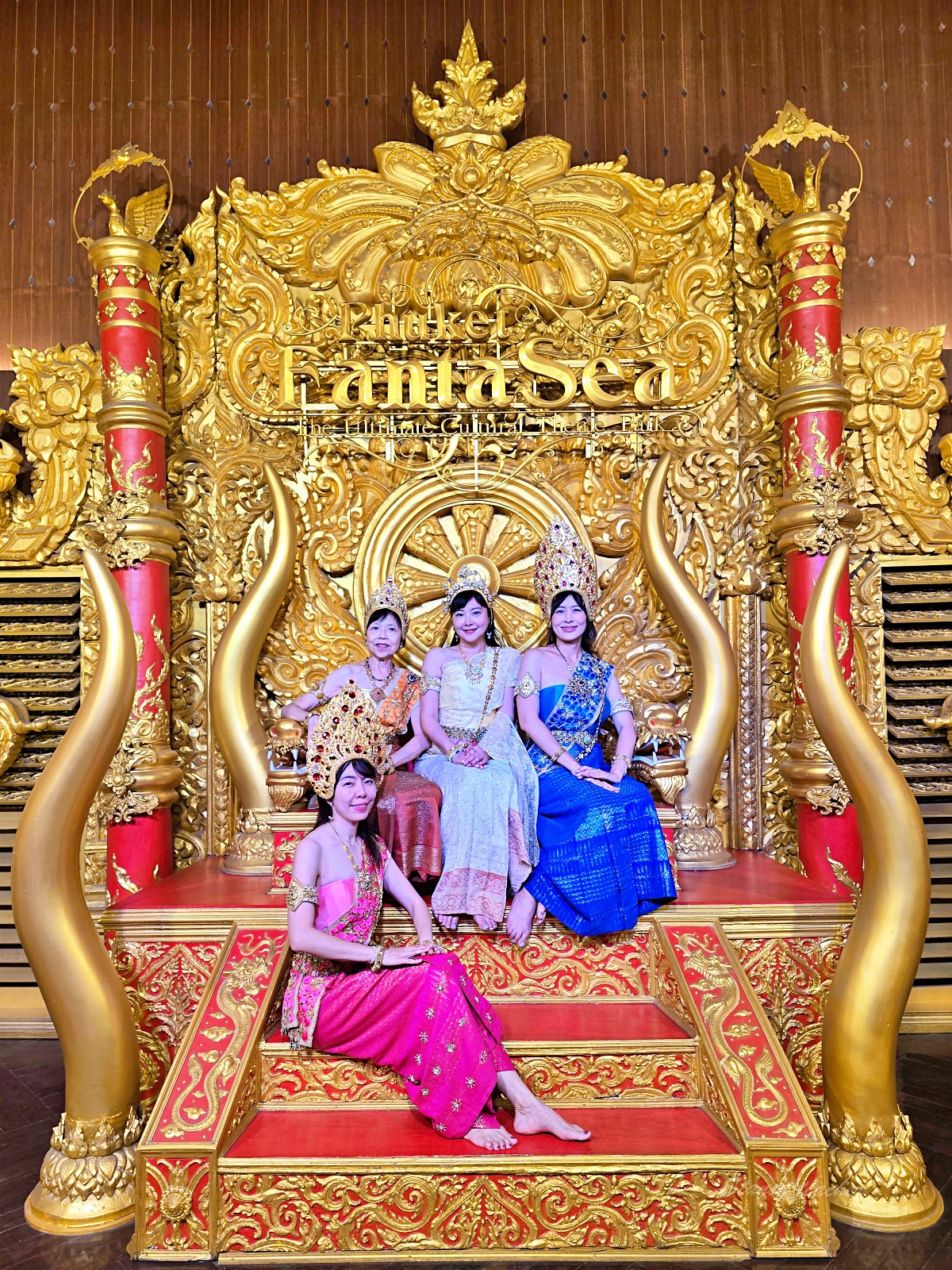 【普吉島親子景點推薦】普吉島幻多奇樂園 Phuket FantaSea｜豪華自助餐、泰服專業棚拍、精彩夜間表演一次收錄！