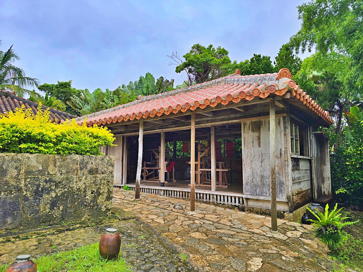沖繩北部景點「琉球村」體驗穿沖繩傳統服飾雨天也能拍出美照！