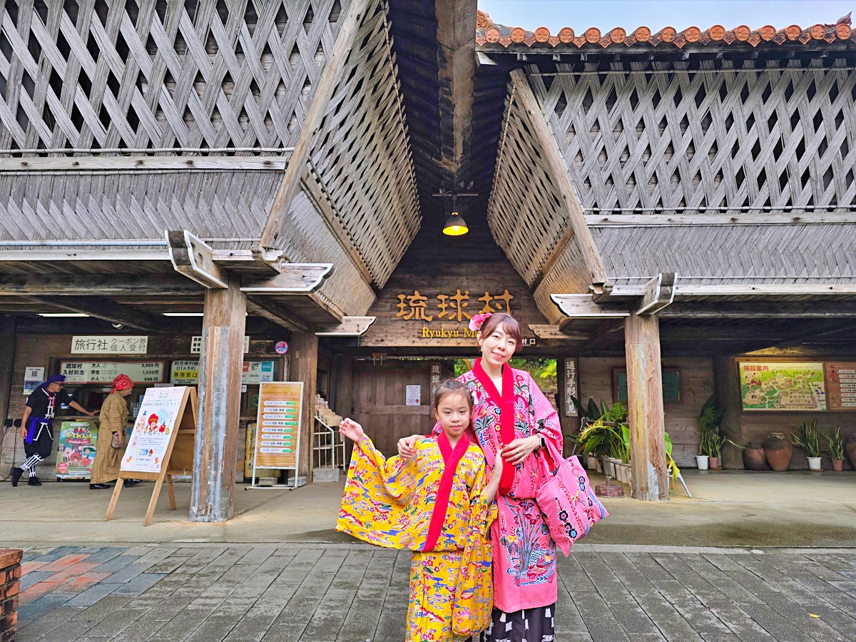 沖繩北部景點「琉球村」體驗穿沖繩傳統服飾雨天也能拍出美照！ @Stancy Teacher 美味異想世界