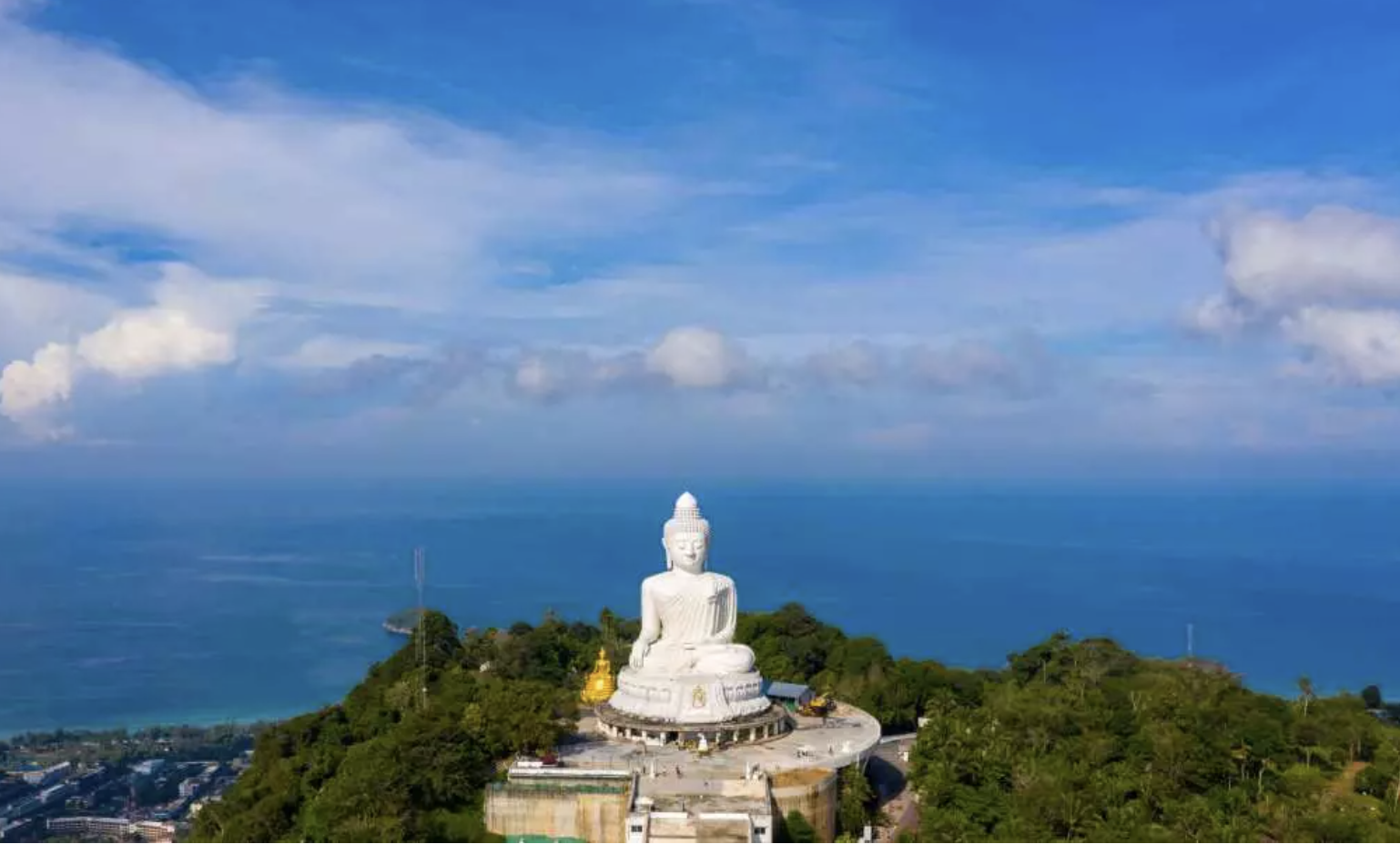 普吉島大佛景觀秘境｜從山腳遠眺白色大佛，感受靜謐佛光與熱帶山海景色