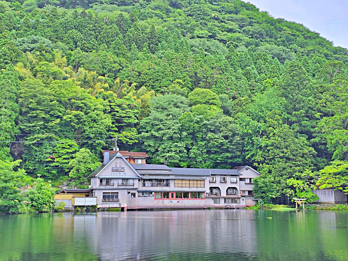 湯布院藝術小鎮散策｜交通方式、金鱗湖景點、湯布院比吃與街邊美食攻略