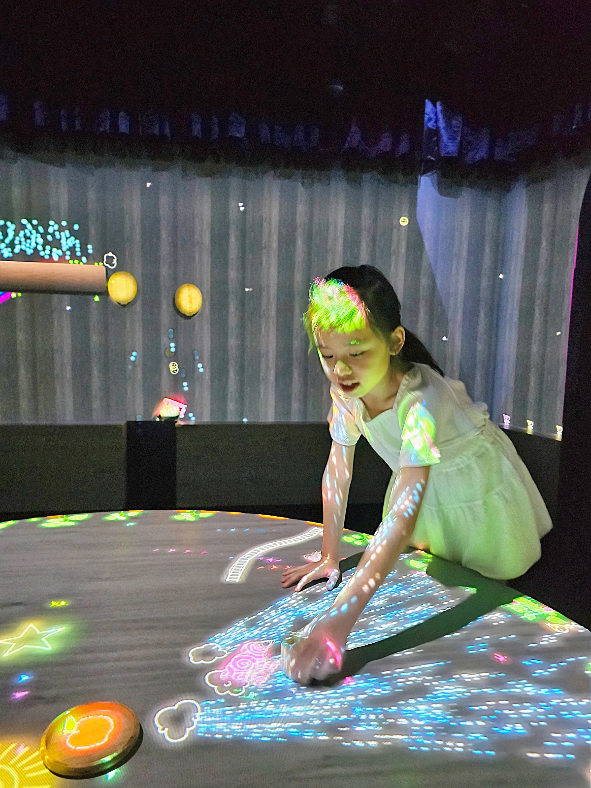 沖繩雨天景點推薦｜沖繩 teamLab Future Park：沉浸式光影親子互動體驗心得開箱文