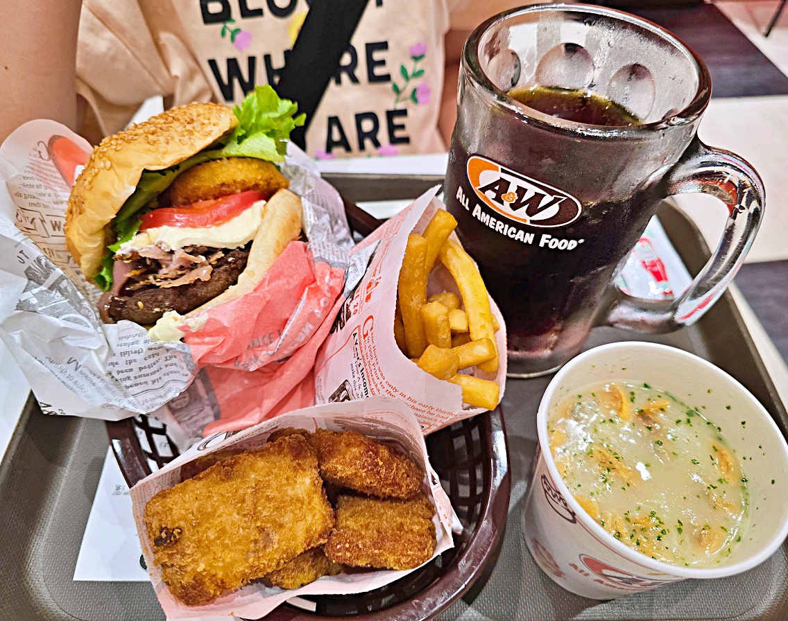 沖繩限定速食 A&W 餐廳體驗｜人氣漢堡、炸雞塊、蘑菇濃湯、Root Beer 沙士必點組合 @Stancy Teacher 美味異想世界