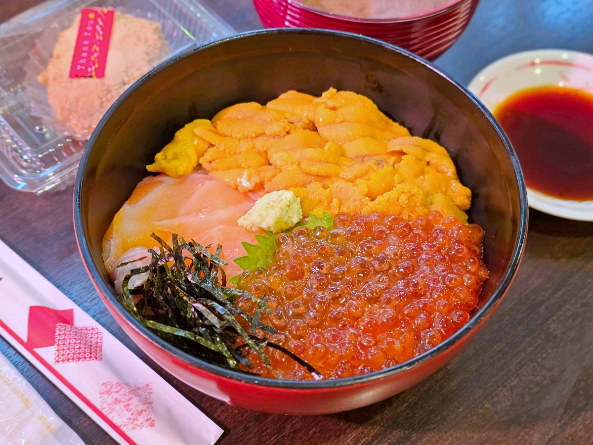 大阪黑門市場必吃海鮮丼推薦｜黑門三平 黑門市場店 現點現吃海膽、帝王蟹太銷魂！
