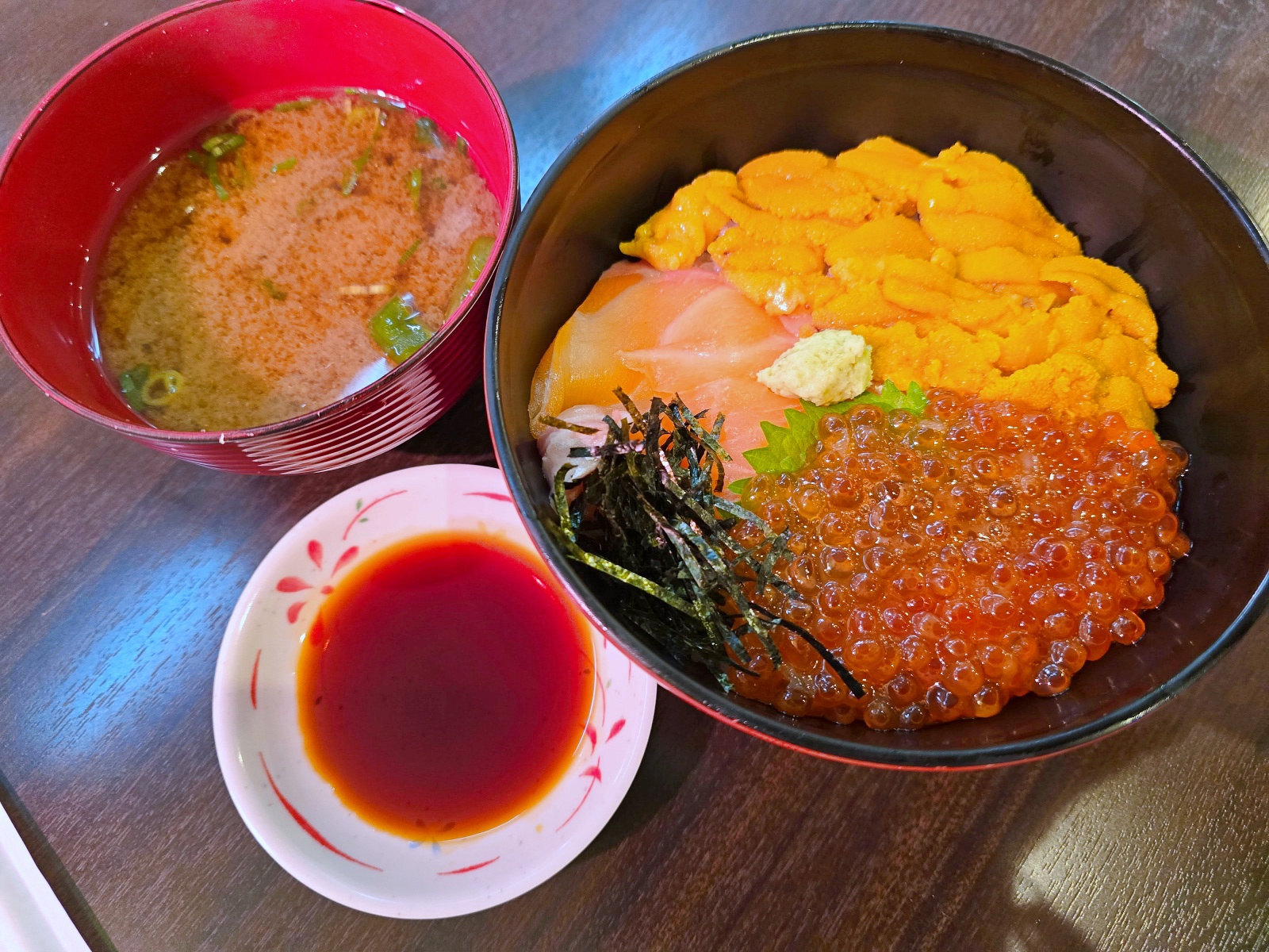 大阪黑門市場必吃海鮮丼推薦｜黑門三平 黑門市場店 現點現吃海膽、帝王蟹太銷魂！