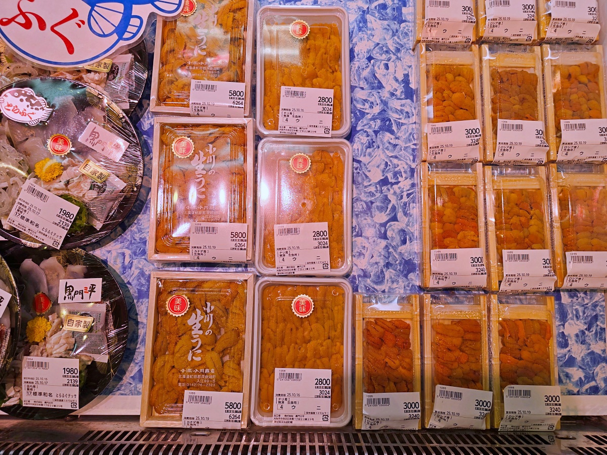 大阪黑門市場必吃海鮮丼推薦｜黑門三平 黑門市場店 現點現吃海膽、帝王蟹太銷魂！