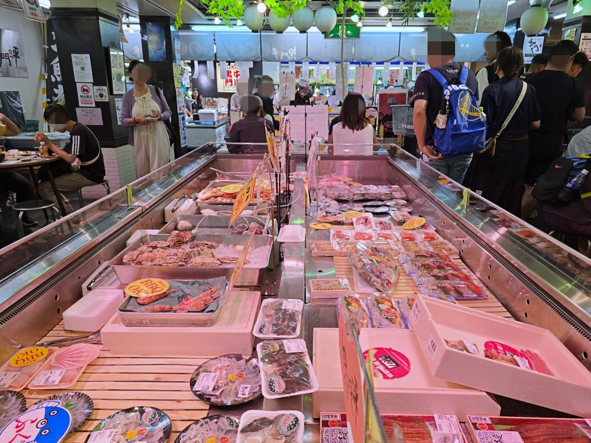 大阪黑門市場必吃海鮮丼推薦｜黑門三平 黑門市場店 現點現吃海膽、帝王蟹太銷魂！