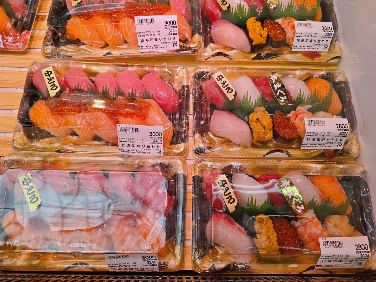 大阪黑門市場必吃海鮮丼推薦｜黑門三平 黑門市場店 現點現吃海膽、帝王蟹太銷魂！