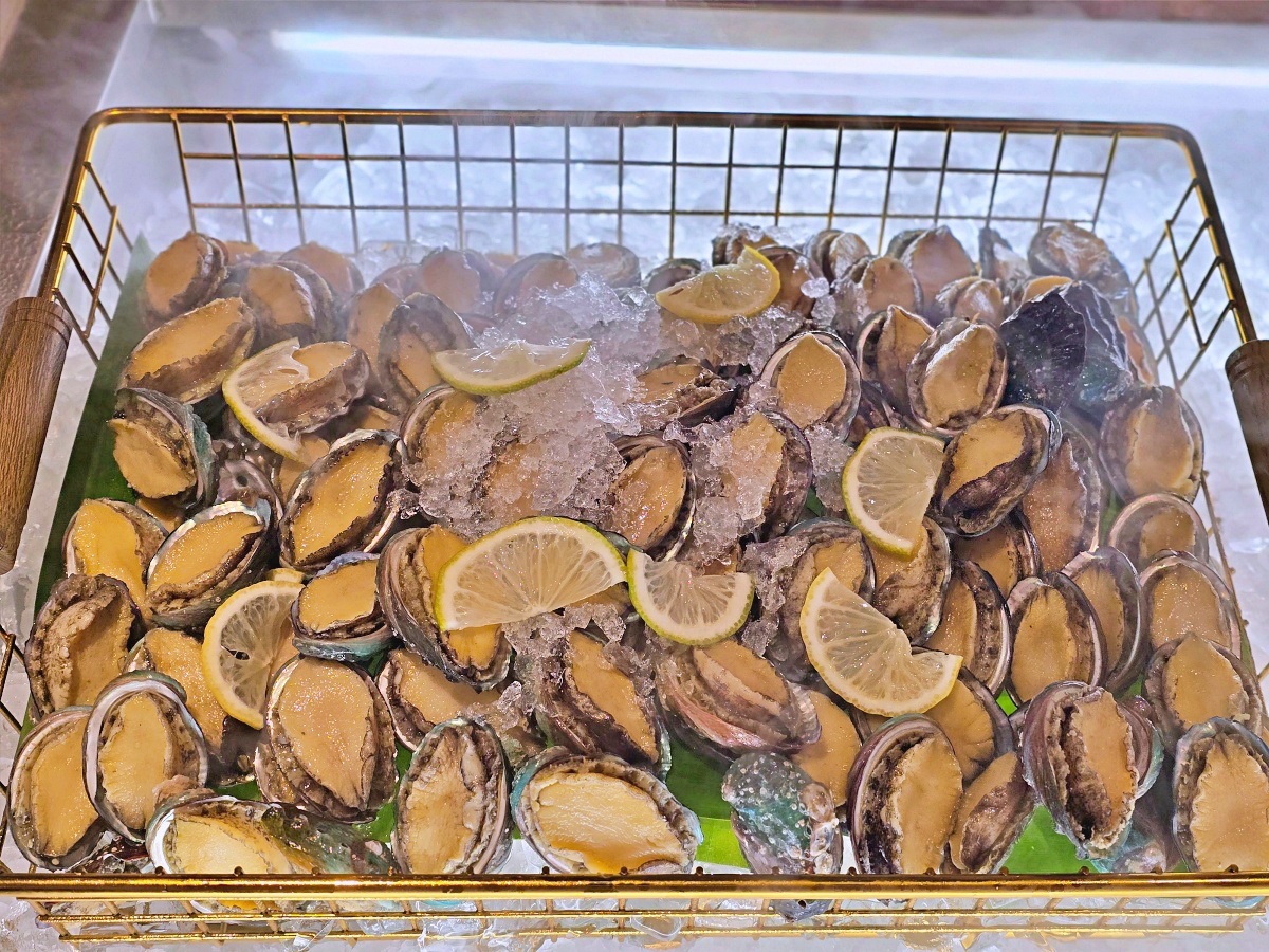 台北寒舍艾美探索廚房吃到飽重磅回歸！帝王蟹、龍蝦、生魚片無限供應～五星級Buffet新登場｜Le Méridien Taipei Buffet