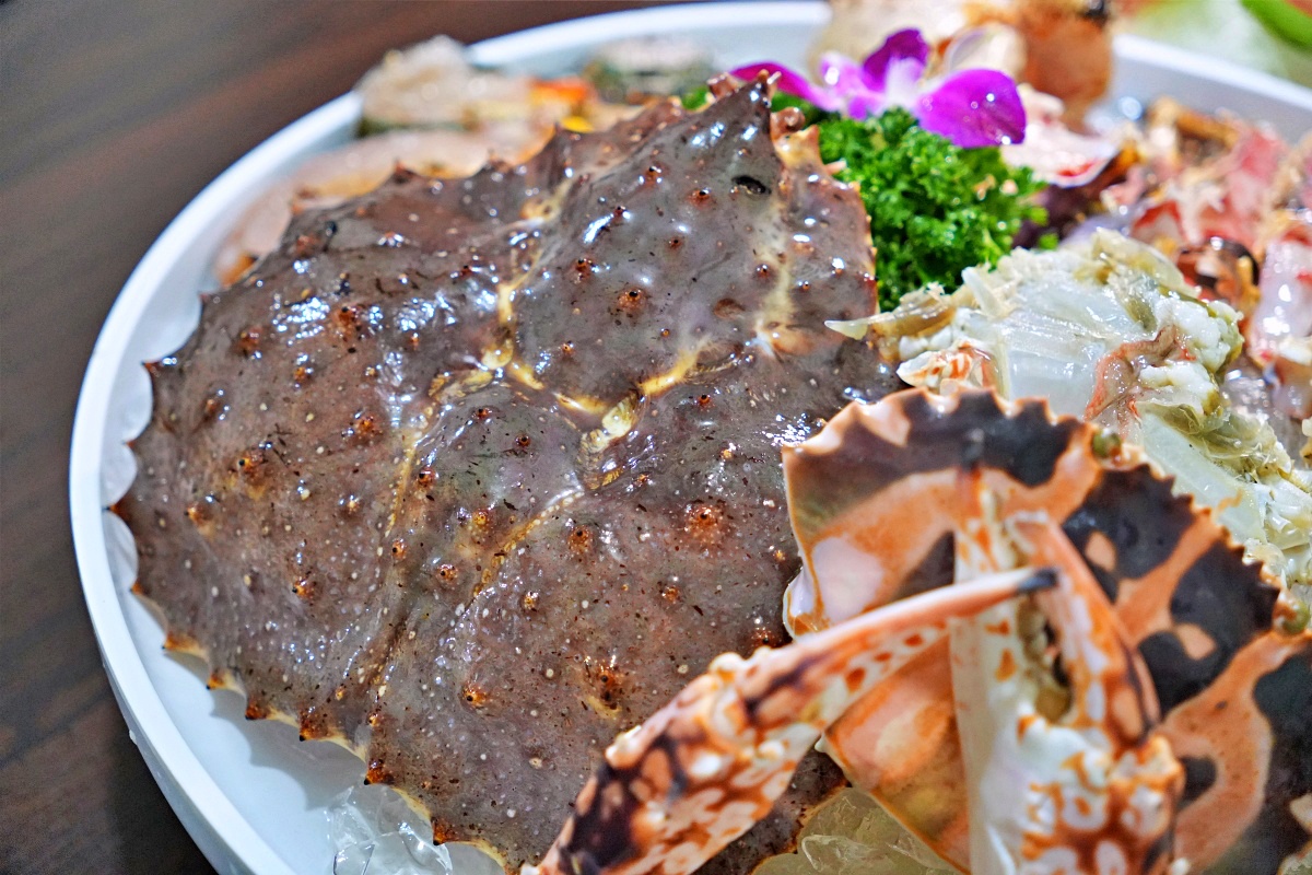 鮮滿樓海鮮料理｜萬里海鮮餐廳推薦、帝王蟹火鍋烤兩吃超澎湃！不飛北海道也能吃到三角市場級鮮味