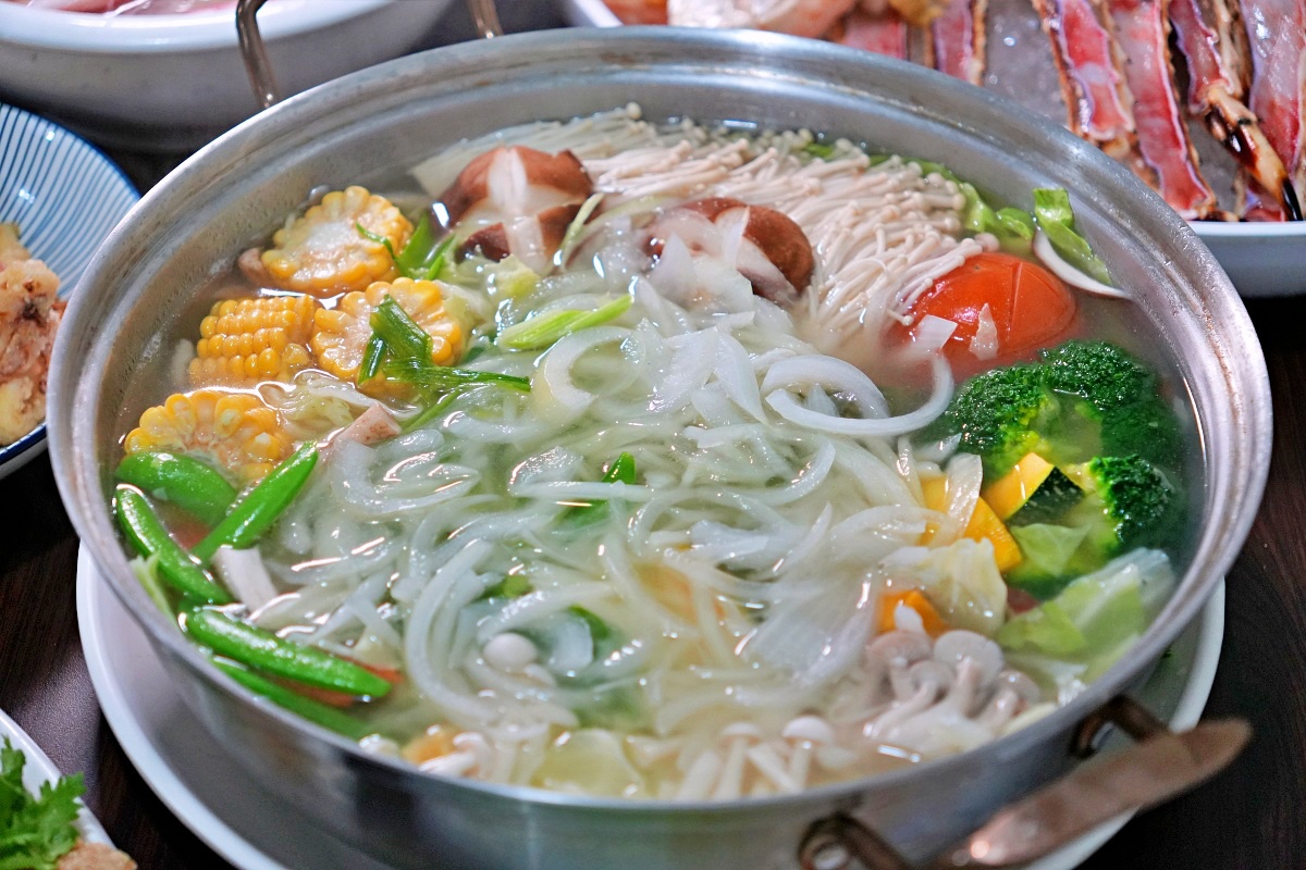 鮮滿樓海鮮料理｜萬里海鮮餐廳推薦、帝王蟹火鍋烤兩吃超澎湃！不飛北海道也能吃到三角市場級鮮味