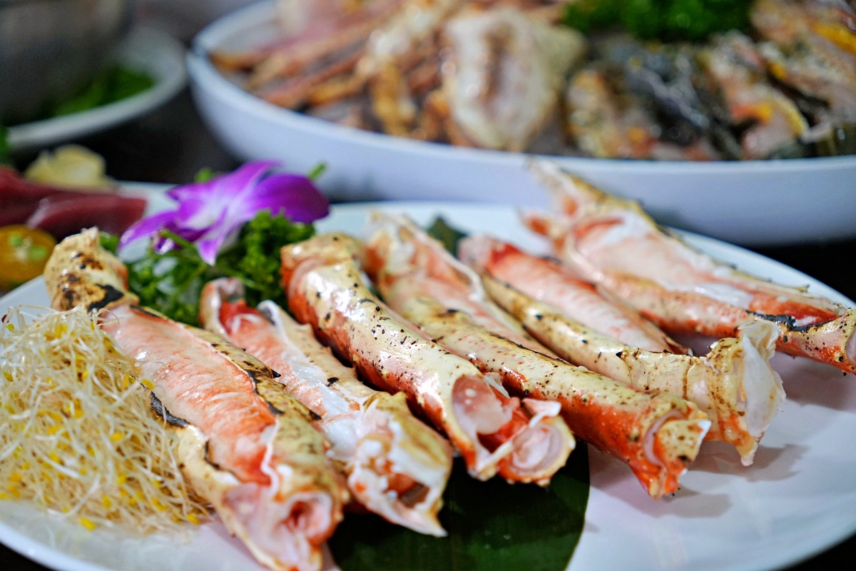 鮮滿樓海鮮料理｜萬里海鮮餐廳推薦、帝王蟹火鍋烤兩吃超澎湃！不飛北海道也能吃到三角市場級鮮味