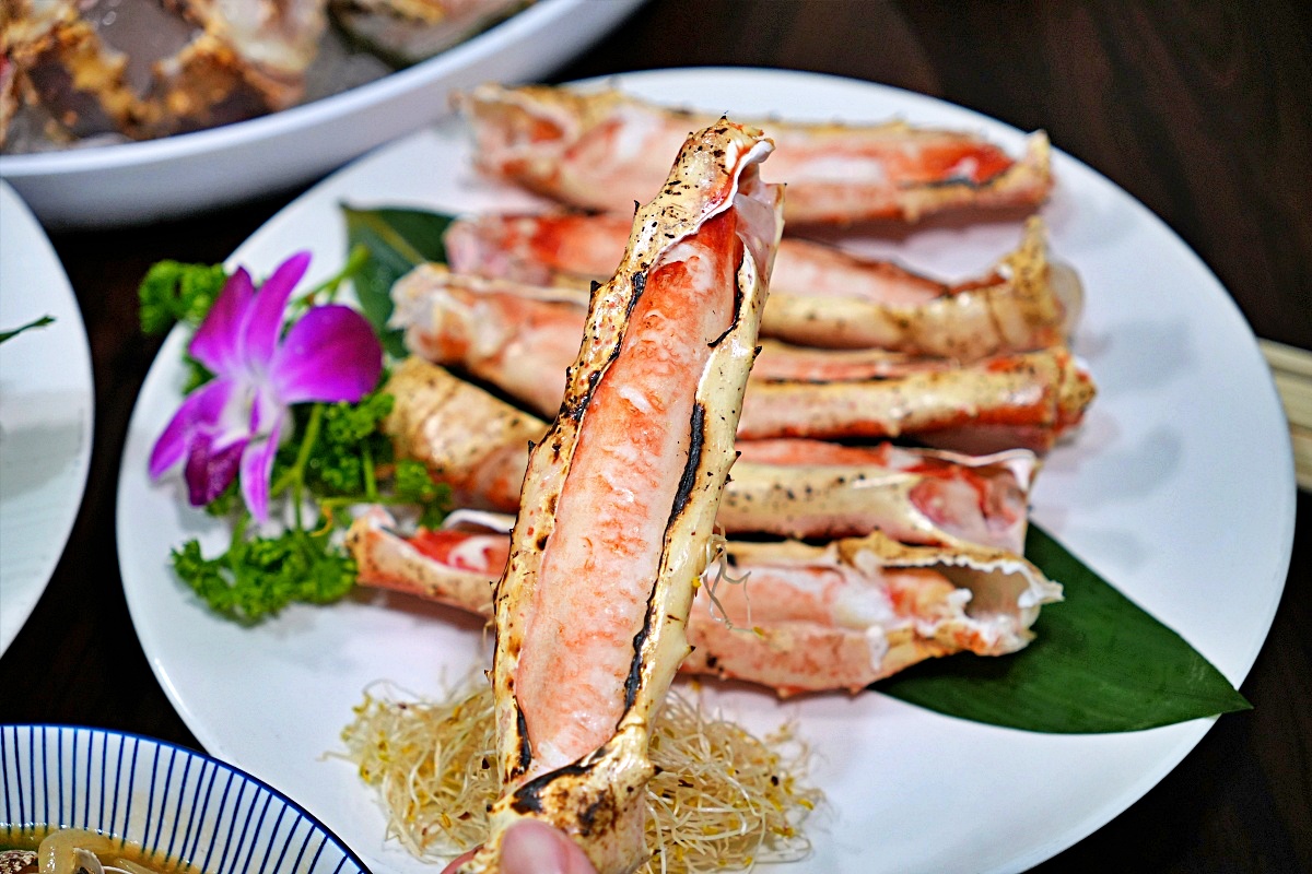 鮮滿樓海鮮料理｜萬里海鮮餐廳推薦、帝王蟹火鍋烤兩吃超澎湃！不飛北海道也能吃到三角市場級鮮味