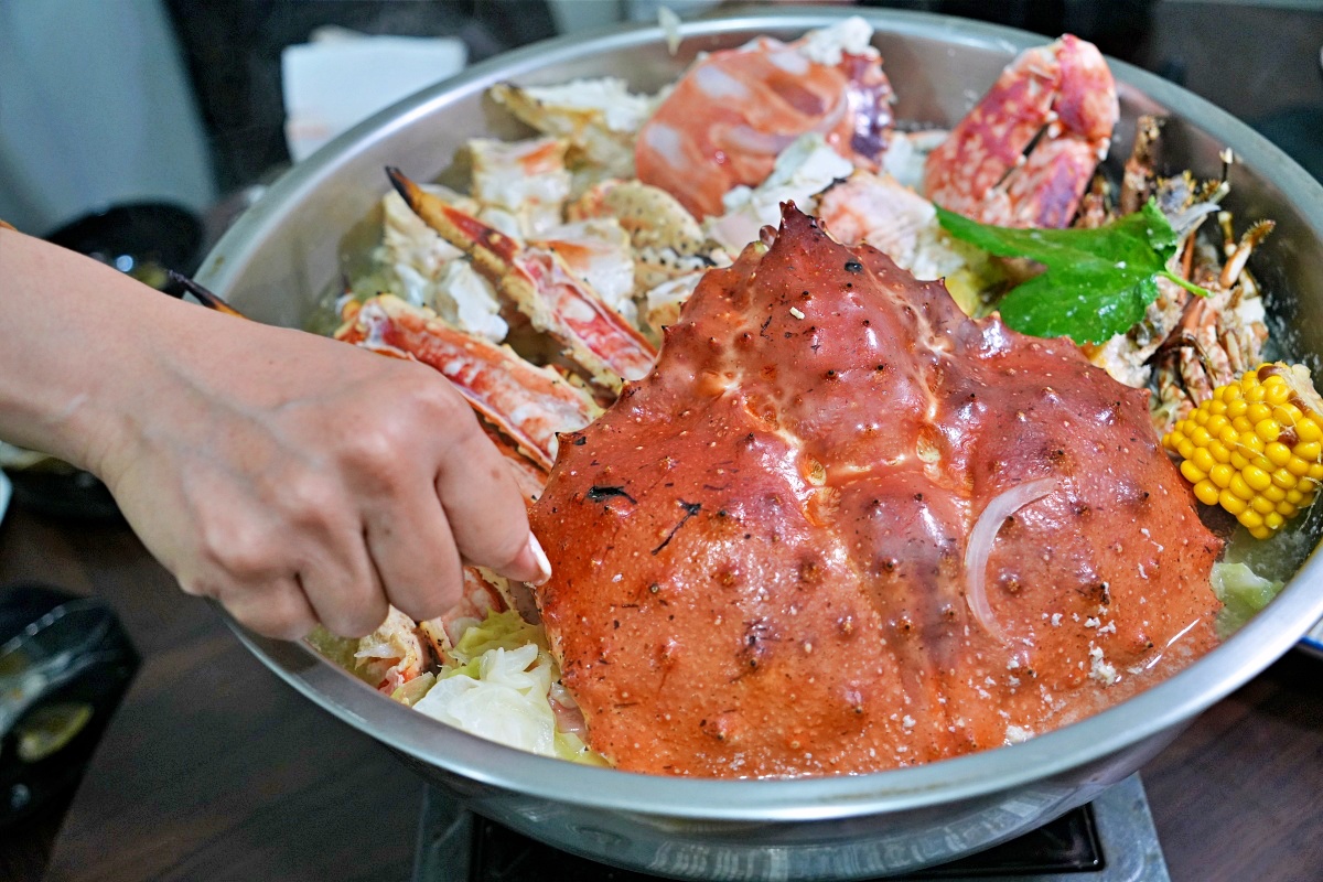 鮮滿樓海鮮料理｜萬里海鮮餐廳推薦、帝王蟹火鍋烤兩吃超澎湃！不飛北海道也能吃到三角市場級鮮味