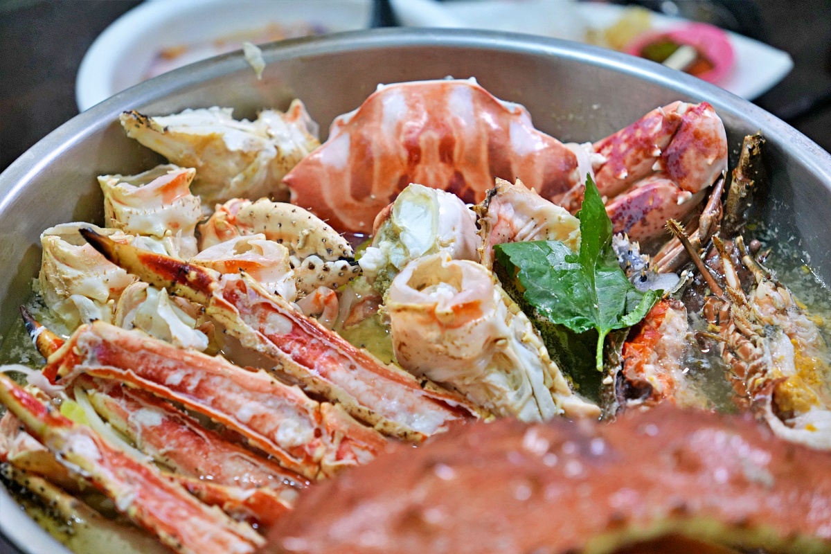 鮮滿樓海鮮料理｜萬里海鮮餐廳推薦、帝王蟹火鍋烤兩吃超澎湃！不飛北海道也能吃到三角市場級鮮味