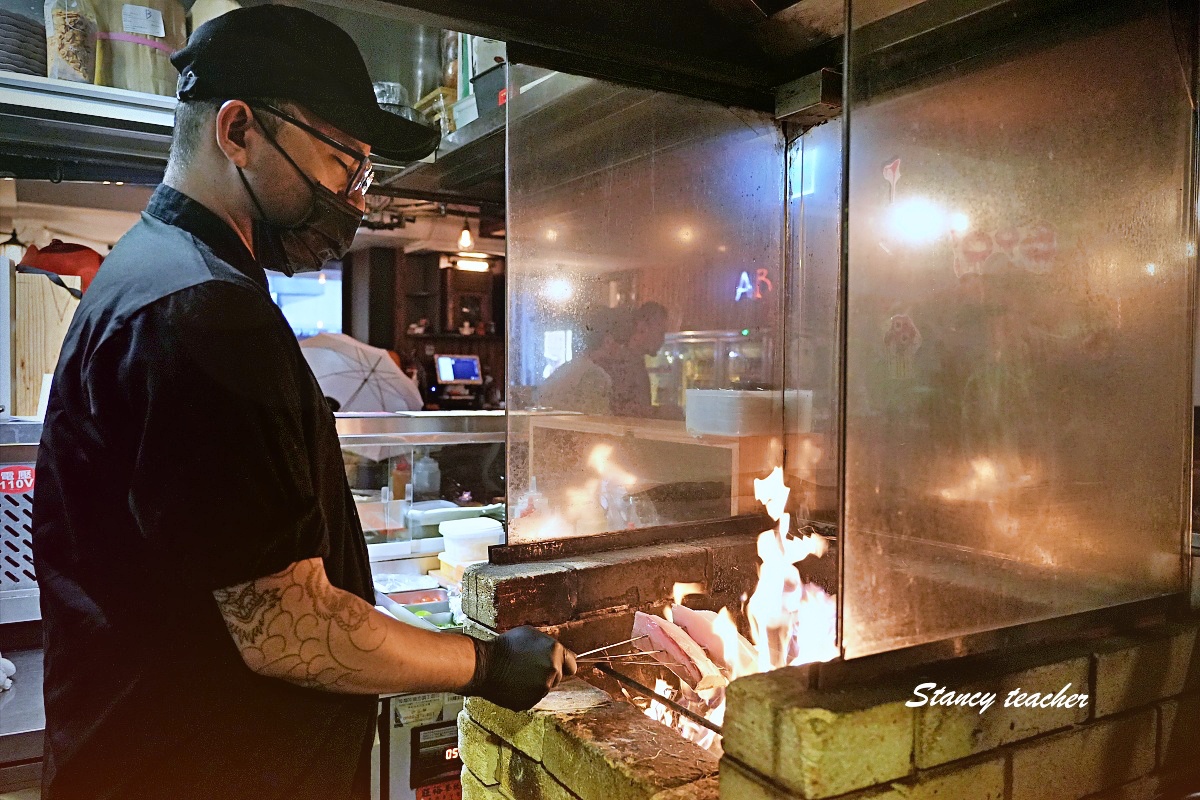 【台北中山美食】ABV日式居酒館中山店｜全台唯一現場燒製「稻草燒生魚片」！彷彿穿越昭和時代的復古居酒屋