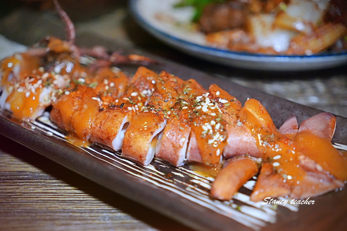 【台北中山美食】ABV日式居酒館中山店｜全台唯一現場燒製「稻草燒生魚片」！彷彿穿越昭和時代的復古居酒屋
