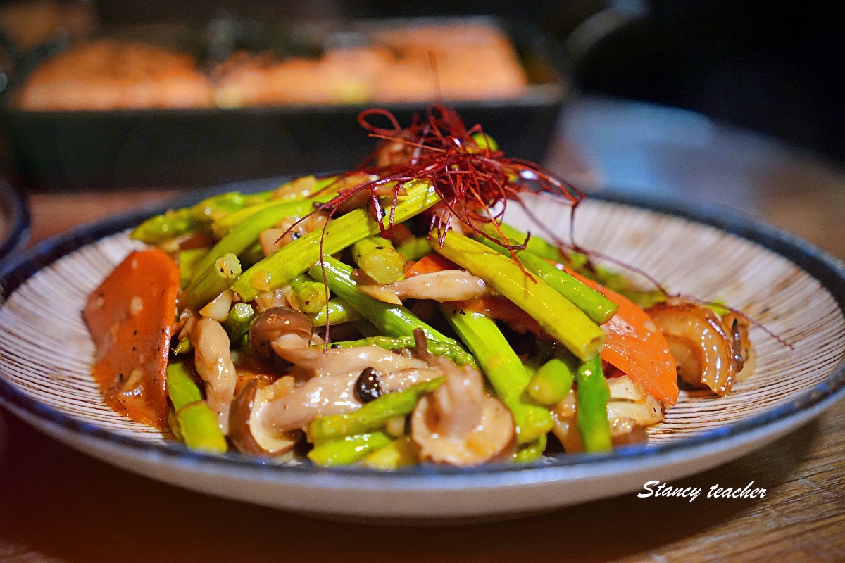 【台北中山美食】ABV日式居酒館中山店｜全台唯一現場燒製「稻草燒生魚片」！彷彿穿越昭和時代的復古居酒屋