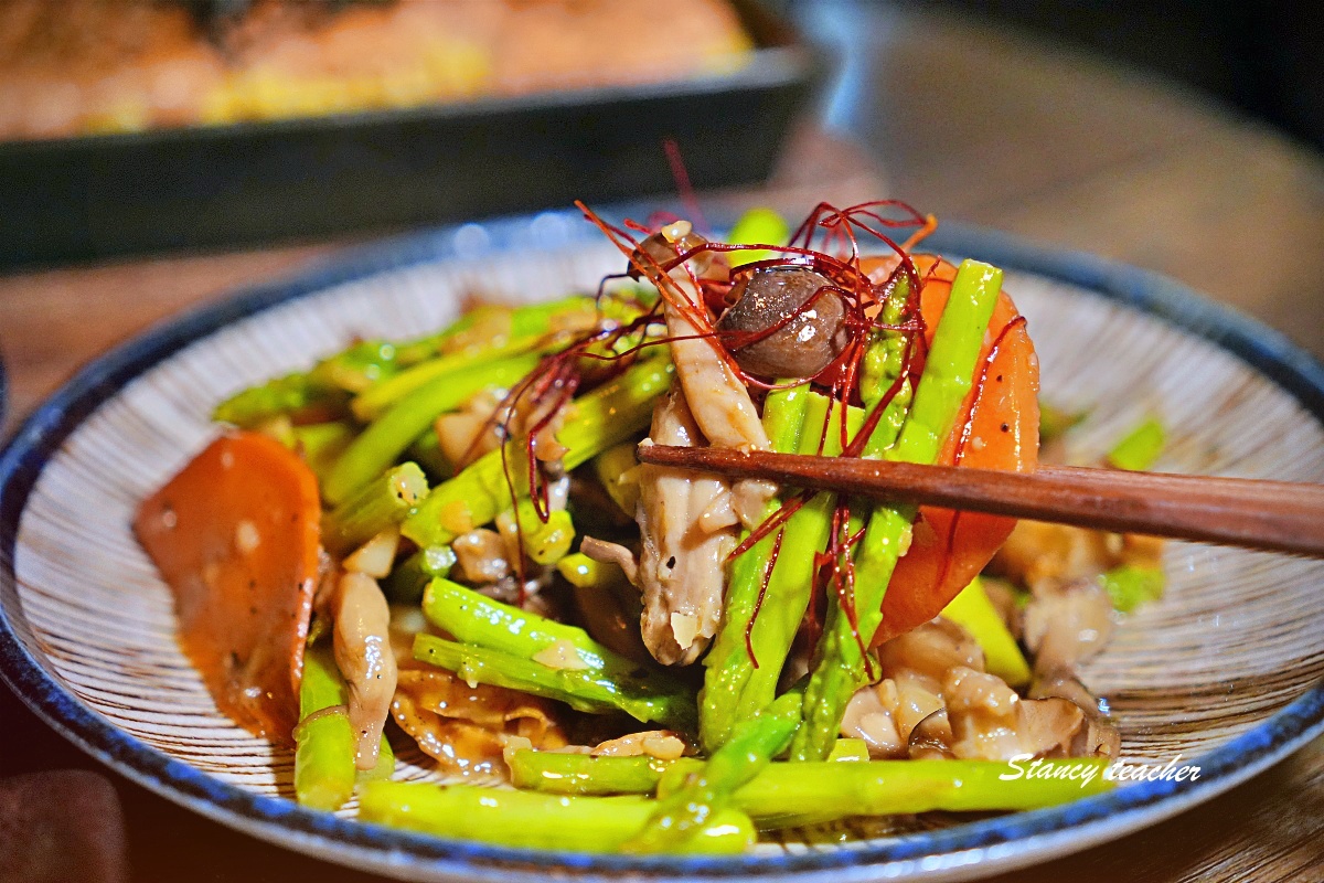 【台北中山美食】ABV日式居酒館中山店｜全台唯一現場燒製「稻草燒生魚片」！彷彿穿越昭和時代的復古居酒屋