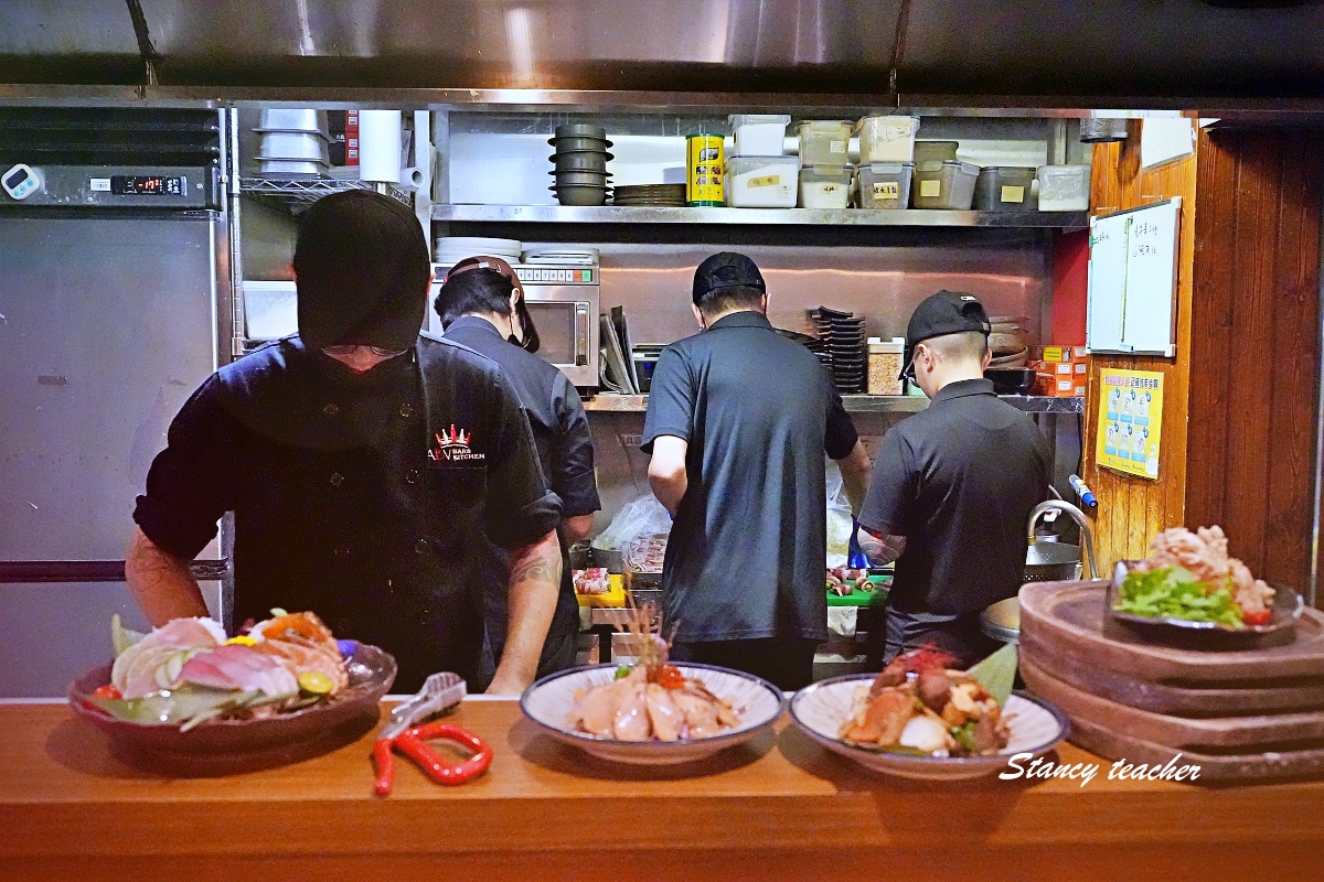 【台北中山美食】ABV日式居酒館中山店｜全台唯一現場燒製「稻草燒生魚片」！彷彿穿越昭和時代的復古居酒屋