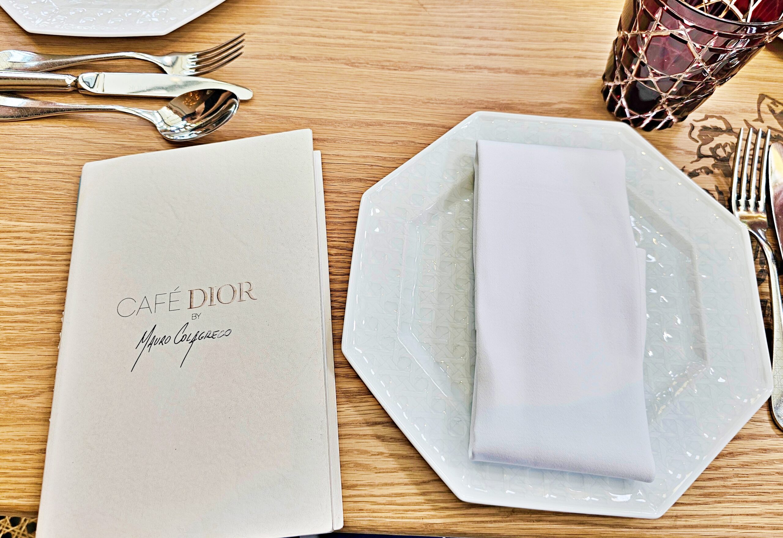 【曼谷咖啡廳推薦】Dior Gold House 曼谷｜夢幻金色系咖啡館、精品控必訪！我帶著穿 Dior 的拉布布一起喝咖啡