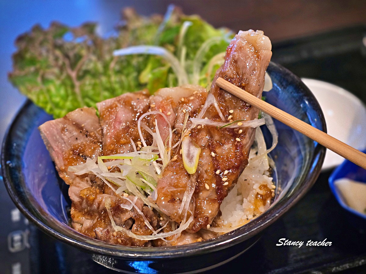 【山形車站美食】米沢牛の案山子｜山形車站二樓就能吃到頂級米澤牛！燒肉丼、咖哩、炙燒牛壽司每一道都好吃到不想離開