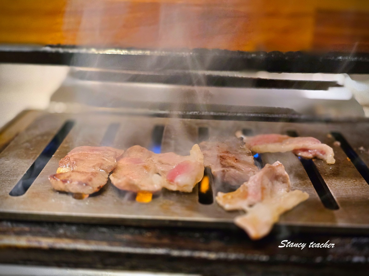燒肉Smile台中一中店｜一中街平價燒肉適合誰？菜單、肉盤與排煙心得