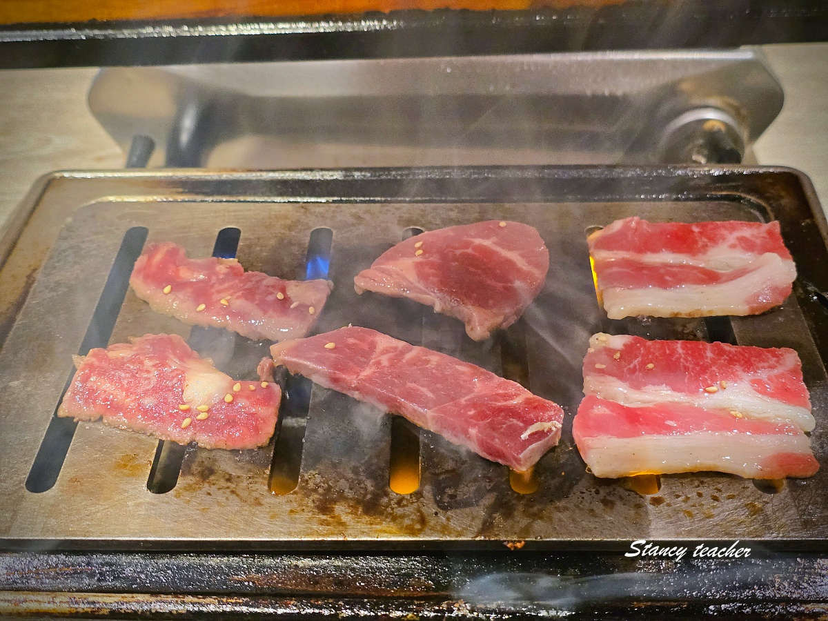 燒肉Smile台中一中店｜一中街平價燒肉適合誰？菜單、肉盤與排煙心得